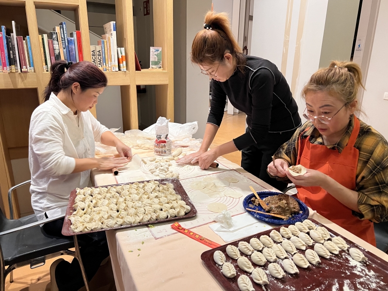 Taller de empanadillas para celebrar  el Ao Nuevo Chino, un reencuentro de compatriotas chino-catalanes y amigos y amigas catalanes