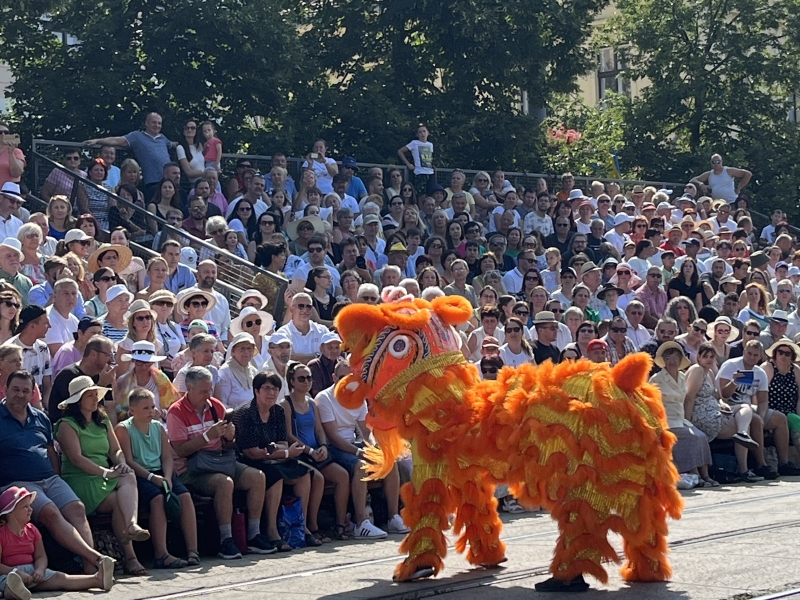 El Grupo Barcelona Huaxing Arts Group triunfa en el Carnaval de las Flores de Debrecen, Hungra (4)