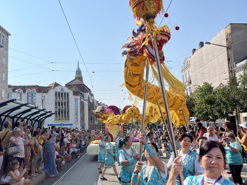 El Grupo Barcelona Huaxing Arts Group triunfa en el Carnaval de las Flores de Debrecen, Hungra (15)