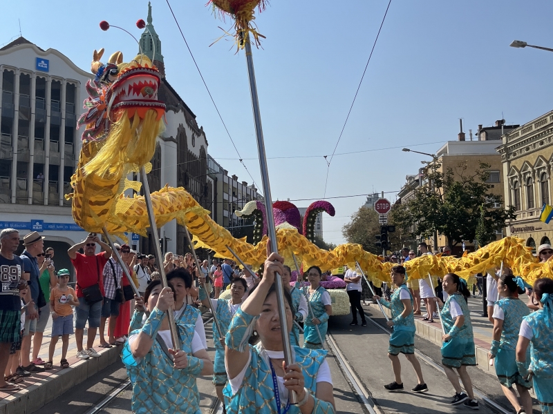 El Grupo Barcelona Huaxing Arts Group triunfa en el Carnaval de las Flores de Debrecen, Hungra (12)